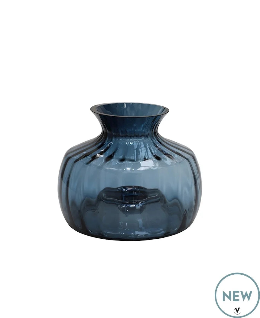 Een ronde blauwe vaas