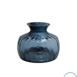 Een ronde blauwe vaas