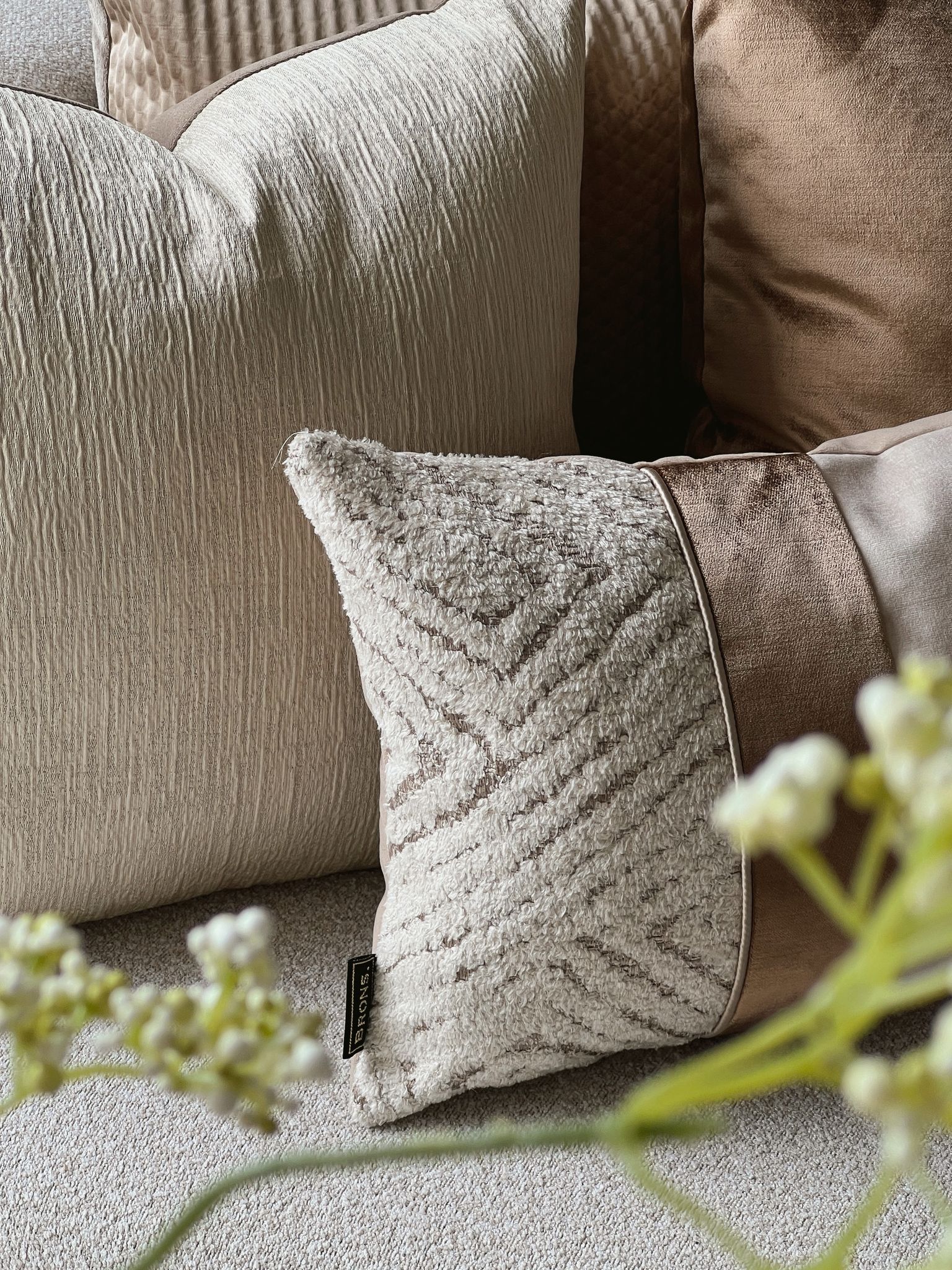 Decorative cushions | "Brons" Woody strip