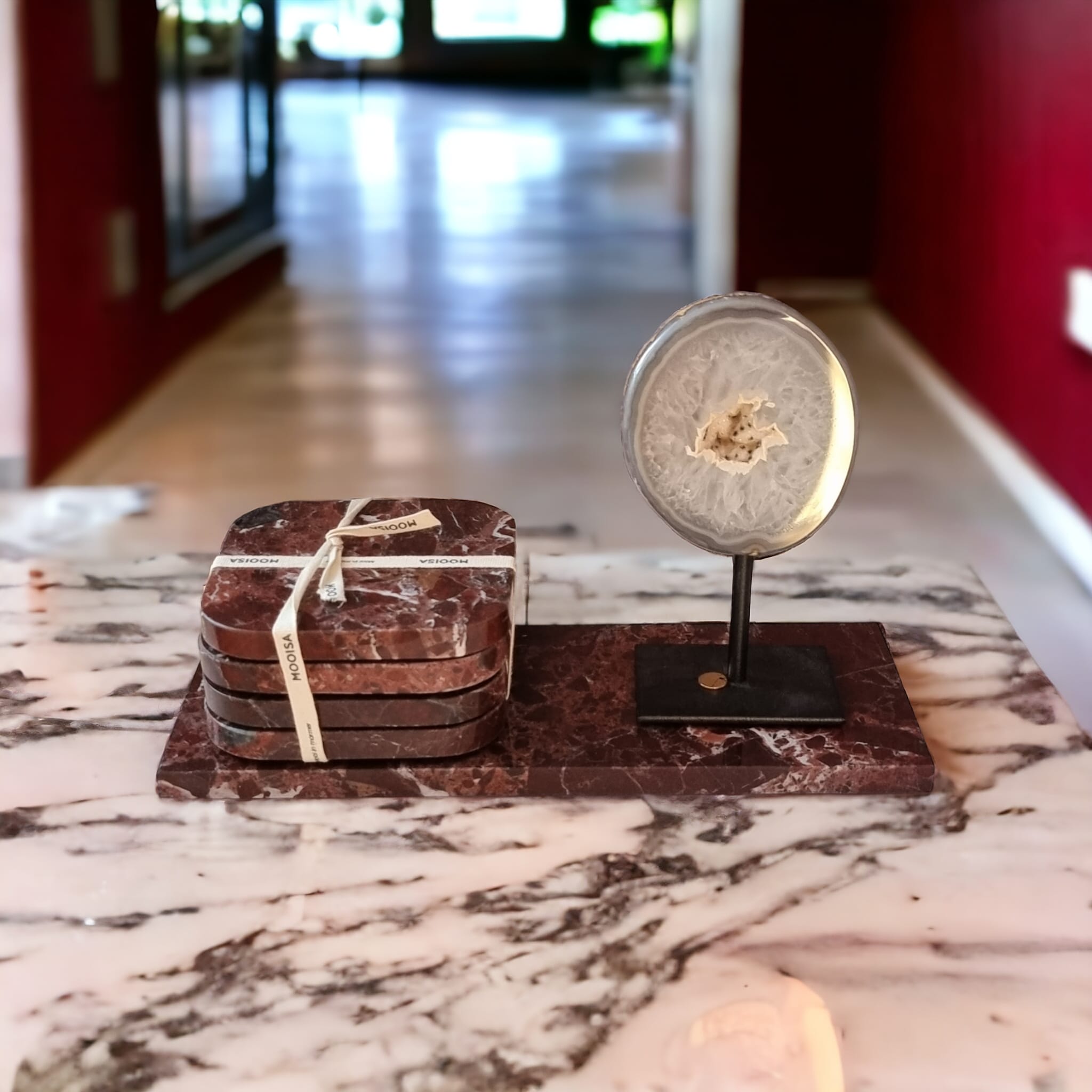 Shop the look - Onderzetters,dienblad rood en Agaat steen op standaard.