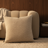 BRONS sierkussen Alentejo op een taupe bank met crème plaid