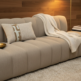 BRONS sierkussen Estoi oker stripe op een taupe bank met crème plaid