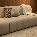 BRONS sierkussen Bonares strook op een taupe bank met crème plaid