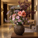 Bloemenarrangement PURE by JASACO in bronzen vaas, hotel stijl