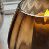 Detail van de rand en de golvende ribbels van het Tasman ribbed glas in dark taupe