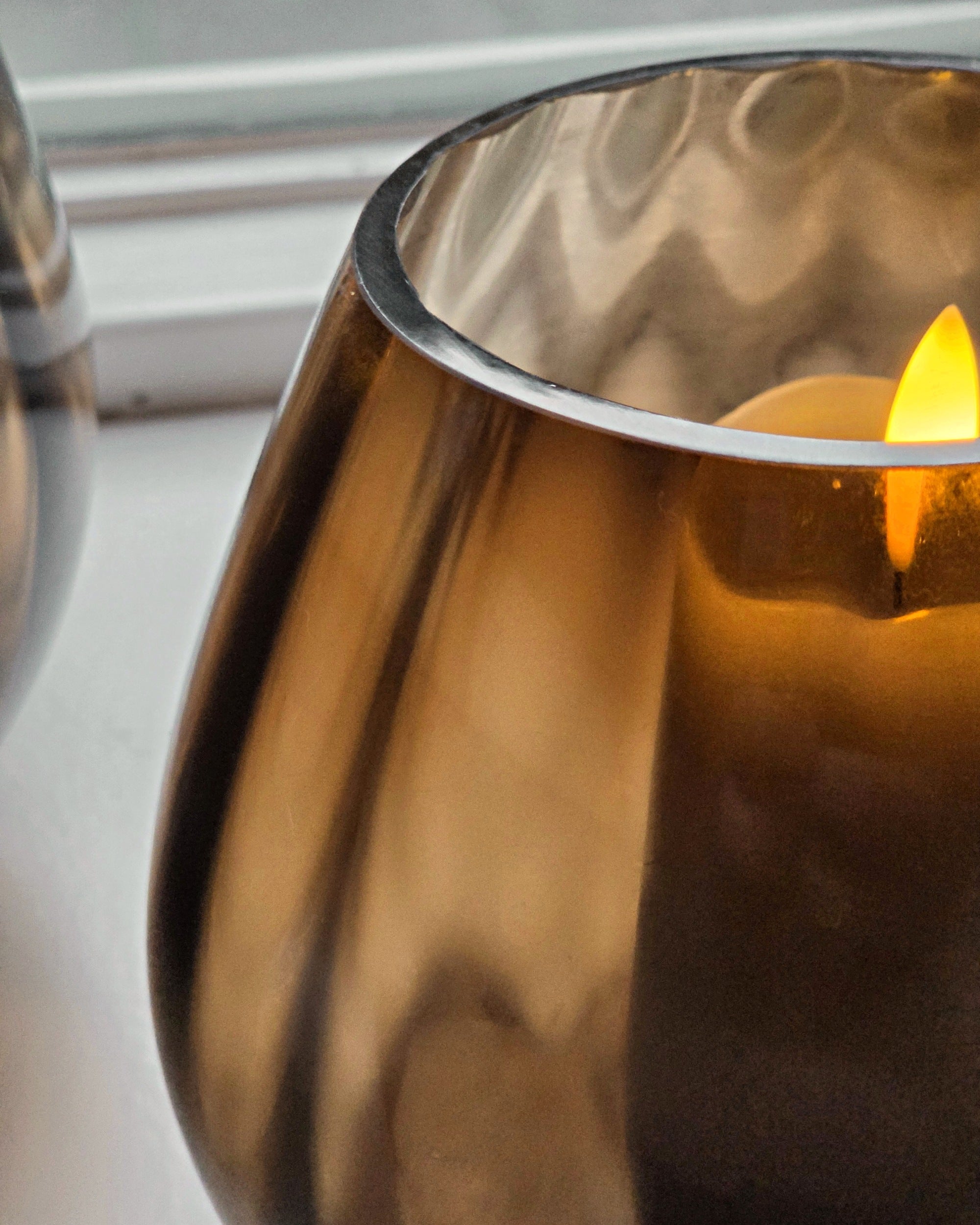 Detail van de rand en de golvende ribbels van het Tasman ribbed glas in dark taupe